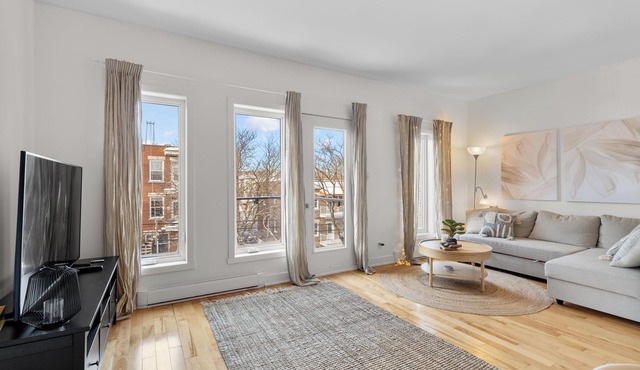 Cute & Modern Condo - (Free Parking & Near Public Transit) - AC & Private Patios