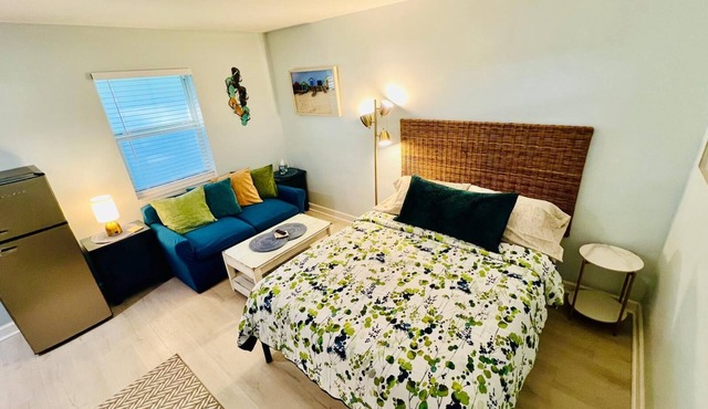 Cute & modern studio apartment in prime location in downtown Lake Worth Beach!