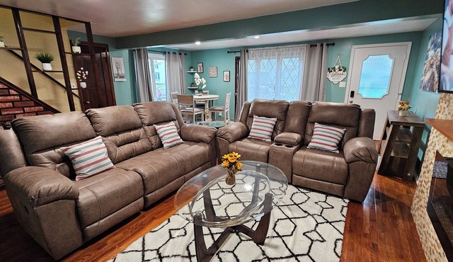 Cute n spacious Westbrook home very close to Buffalo Int Airport and everywhere!