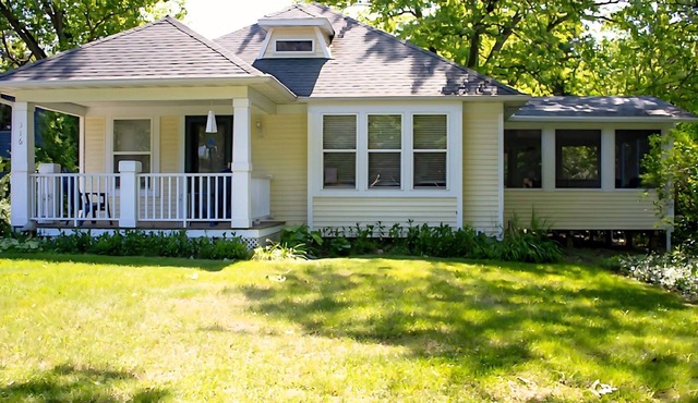 Cute New Buffalo Home, Fire Pit, Yard Games, walkable