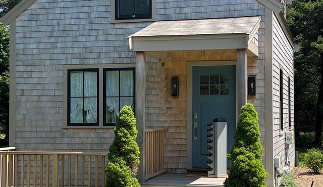 Cute new stylish one bedroom guest cottage is located 2 miles from town.