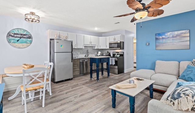 Cute Newly Remodeled! 500 feet to Beach!