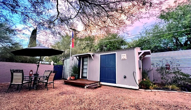 Cute Peaceful Tiny House Getaway w/Backyard - Low Summer Rates! 🏡