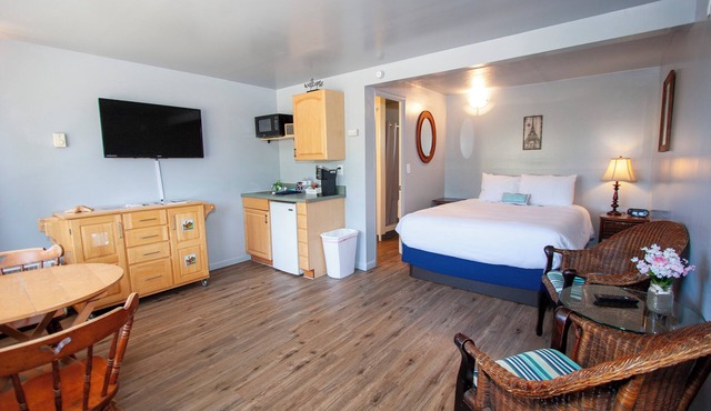 Cute, pet friendly motel. 1 mile to the beach and lighthouse.