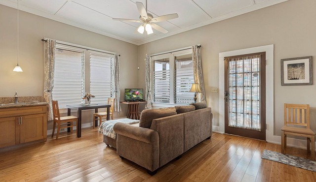 Cute Plantation Cottage; Walk into Wailuku Town; Central Location!