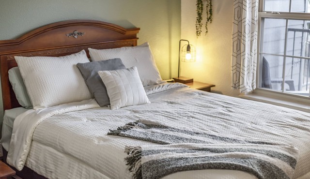 Cute Poolside Branson Condo! Minutes to Silver Dollar City - Golf Course Views