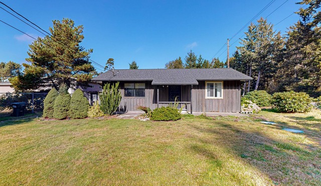 Cute Quaint Cabin by the Sea, w/fire pit, wood-burning fireplace & WIFI