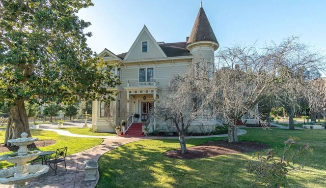 Cute Queen In Mansion near Beach Monterey Carmel