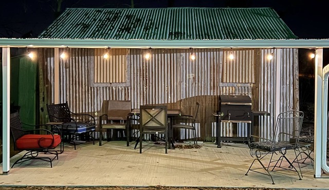 CUTE, QUIET, & COZY Farmhouse - Minutes away from everything in Ponca City!