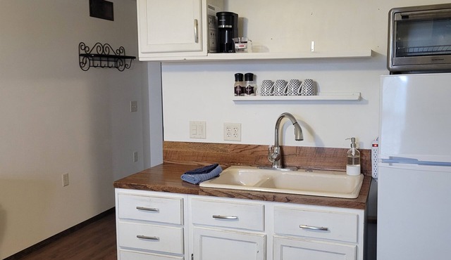 Cute & quiet studio apartment downtown Forest City!