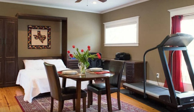 Cute quiet studio - near downtown- pool and spa