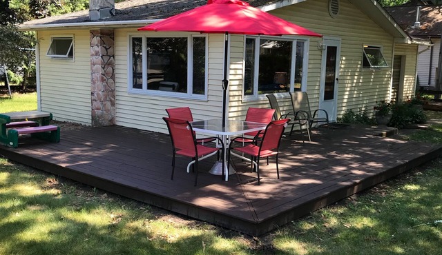 CUTE RETRO cabin, RELAX here, AC, Lake view, big yard, assoc. dock, pet friendly