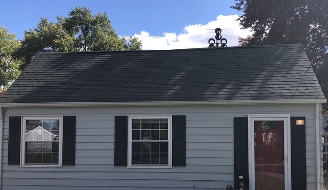 Cute retro stay with vintage kitchen, fenced yard, new king sized bed