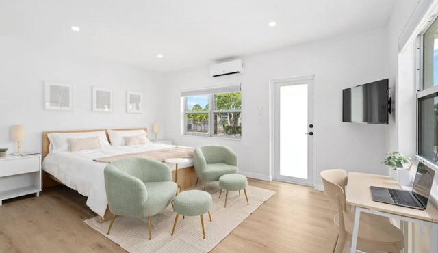 Cute Retro Studio King Bed & Workspace - Villa 10