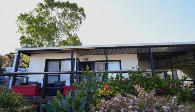 Cute retro-themed beach shack - 5 mins from the sea