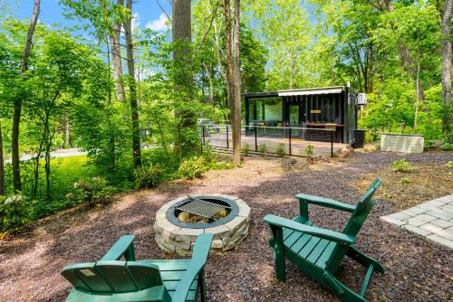 Cute Riverside Cabin w Hot Tub Fire Pit & Kayaks