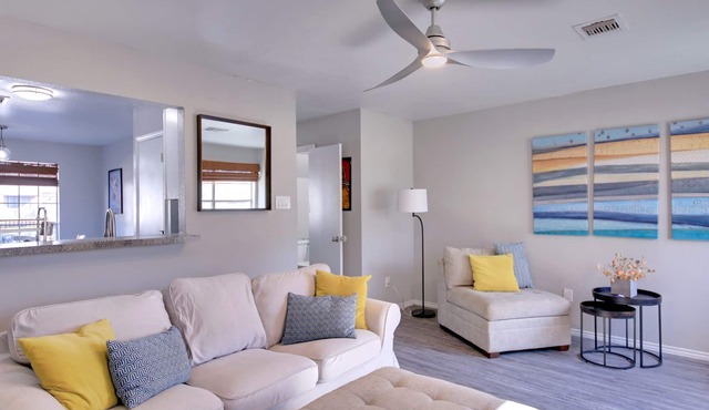 Cute Riverside Townhome close to DT, the Airport, and everything else Austin!