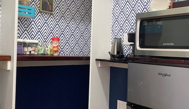 Cute Room, Parking, Kitchenette & Deck in the Heart of Del Ray!