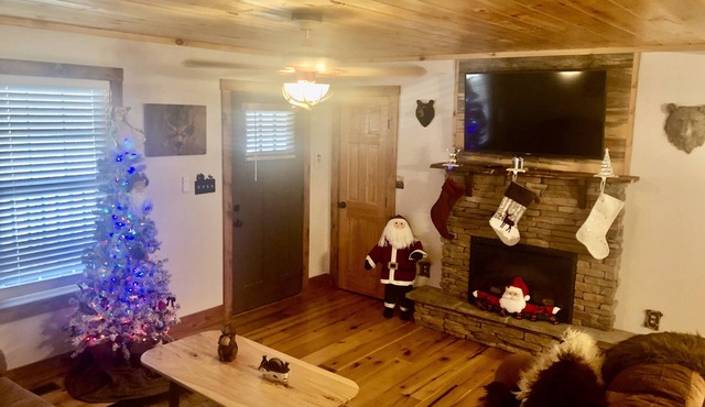 Cute & Roomy 4/2 with Hot Tub, FP, Internet & More