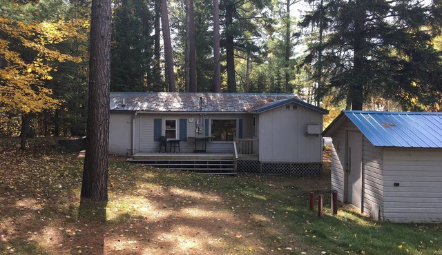 Cute, rustic cabin in Side Lake, No WiFi