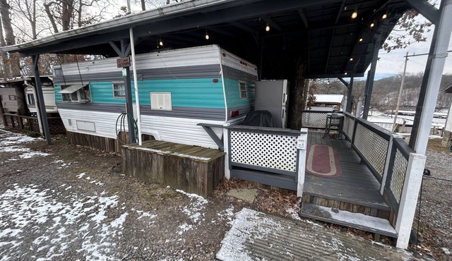 Cute RV w/2 bedrooms, WiFi, & AC in Enchanting Dandridge! Close to attractions!