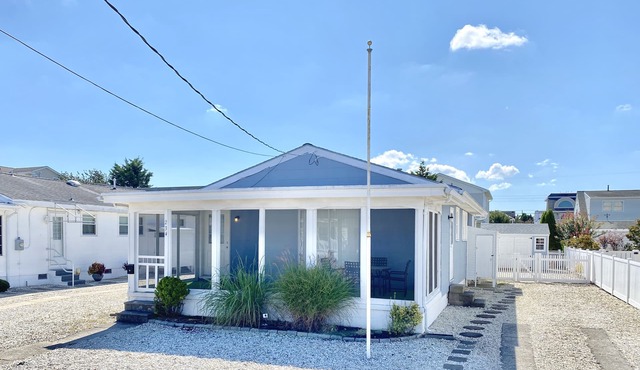Cute seashore cottage within walking distance to beach & shopping, screened porch