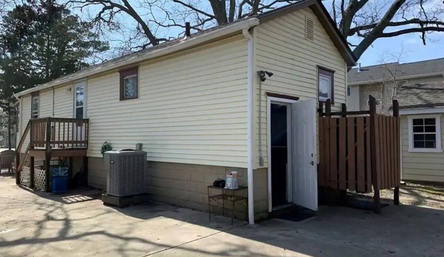 Cute, small cottage minutes from restaurants/bay