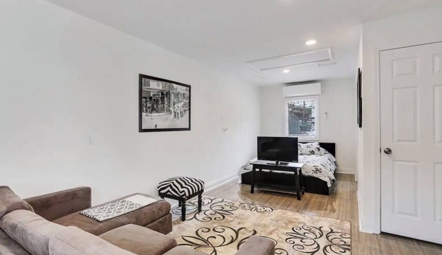 Cute Studio 10min to French Quarter, free gated parking.