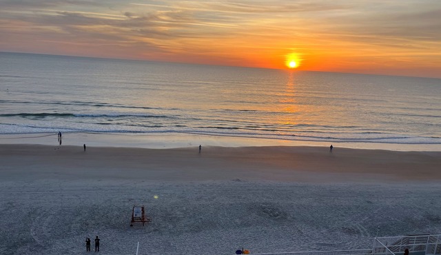 CUTE STUDIO with PRIVATE BALCONY! And SPECTACULAR OCEAN -A1A- HARDROCK -VIEWS!