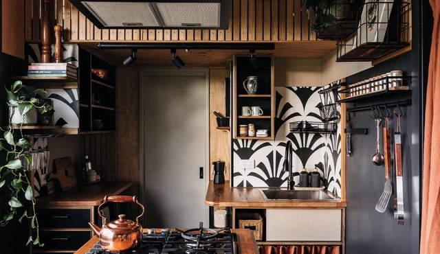 Cute tiny home with bathing under the stars & stunning valley views