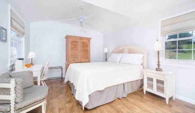 Cute Tiny House Guest Cottage 3 miles to LU