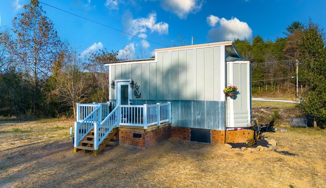 Cute Tiny House! Located right outside Rocky Top, Leave here to hit the trails!