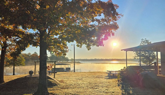 Cute Twin Lakes house w/huge deck,beach,ramp&dock, sleeps10- only 30 min to OKC