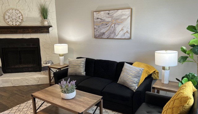 Cute unit of a duplex near downtown Lawrenceville. Clean!