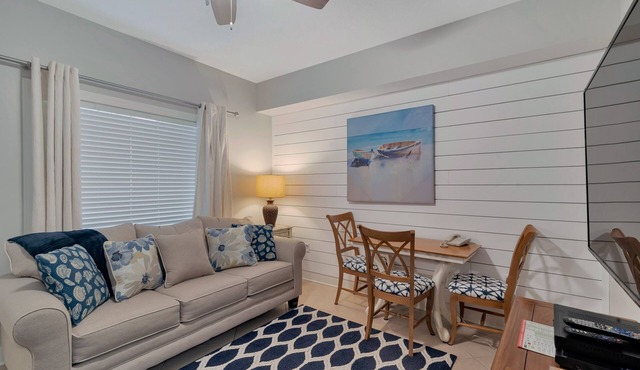 Cute/updated efficiency condo/Gulf front building/NO BALCONY OR VIEW/FREE CHAIRS