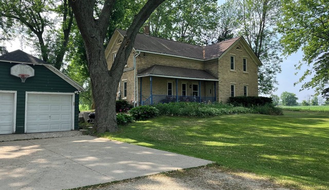 Cute upper unit in the country 21 miles from Green Bay and NFL 2025 draft!