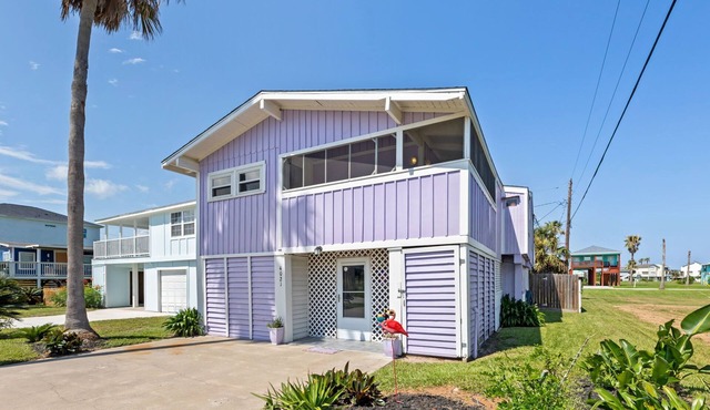 Cute w/hot tub, tiki bar, walk to beach. Just added cowboy pool!