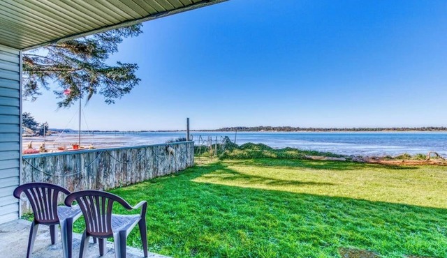 Cute Waterfront Cottage with Private washer&dryer & Wonderful Views of the Bay
