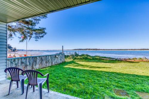 Cute Waterfront Cottage with Private washer&dryer & Wonderful Views of the Bay