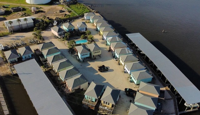 Cute waterfront bungalow, tons of amenities, a small gated fishing community!