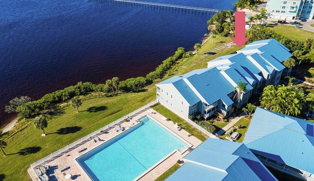 Cute Waterfront Condo, Water Views, Heated Pool