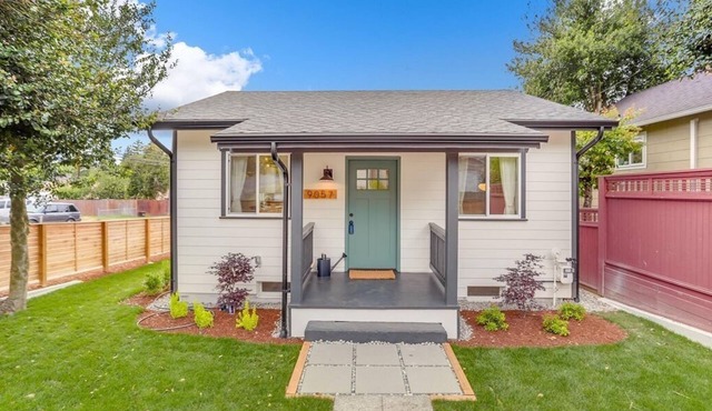 Cute West Seattle cottage; minutes to downtown w/A/C.