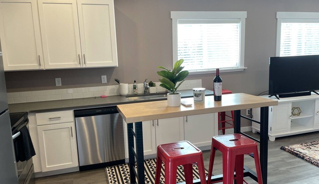 Cutest 1 bedroom loft apartment close to downtown!