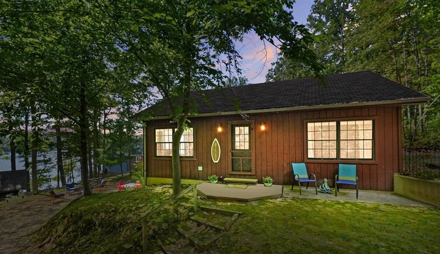 Cutest cottage style home on Sunrise Lake, kayaks, dock, bonfire, orv trials