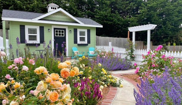 🌹Cutest Garden Cottage🌹Lopez Village-Walk to Beach, Dining, Brewery, Farm Mktn