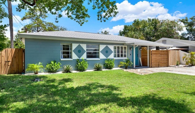 Cutest House on the block Central to downtown and the best beaches!