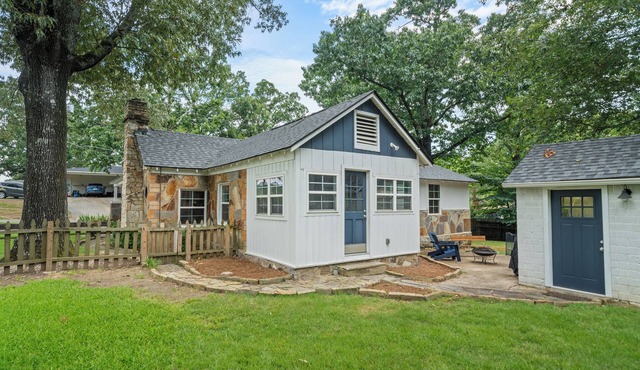 Cutest in Hot Springs "Amazing Place" Fully Restored-"English" Rock Cottage