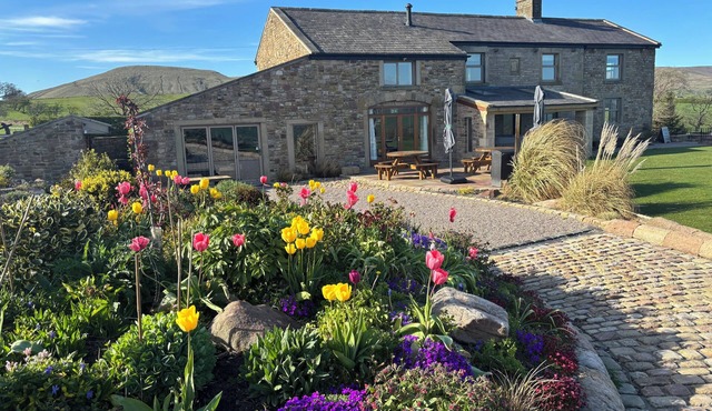 CUTHBERT HILL FARM, pet friendly, luxury holiday cottage in Chipping