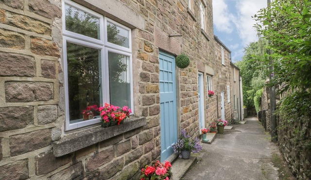 CUTLERS COTTAGE, pet friendly, country holiday cottage in Wirksworth