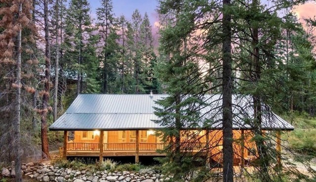 Cutthroat Cabin: Large cabin with creek, 5 min. to Terrace Lakes for golf